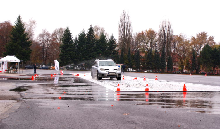 Aquaplaning i mobilna płyta poślizgowa